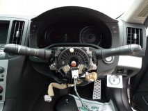 V36スカイラインのスピードメーター脱着とAFS警告灯 殺 毎度のことながら、この車はスピードメーターを外すのにハンドルを外さないとダメです。