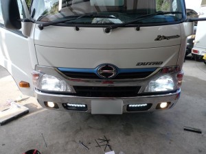 HINO DUTRO 2トン デイライト取付とヘッドライトHID化