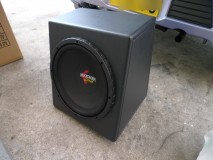  アンプはAlpineで30Aのヒューズなのに電源ケーブルは1/2ゲージの太ケーブル。30Aなら1/8でも十分な気がするんですが、せっかくあるものは使うべく配線しました。以外にこの車スペースは広くすんなり敷設出来ました。 