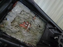 E51エルグランドの加工テール修理 LEDの裏側もびっしりコーキングが施されていて、良い施工がされていますね。今回の原因はハンダ割れでした。ここまでやって割れるのは事故ですね。