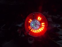  テール部分は6連リレーを使って流し点灯しており、ブレーキを踏むとストロボ点滅します。 