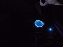 20系アルファードのスピーカーリング施工 昼間でこの明るさです!ただしスライドドアへの電源引き込みはかなり面倒で、ケーブルのドラム機構もバラさないといけません。