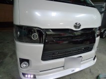  グリルは施工中は取り外しているので、それを見たお客様が「グリル塗るわ！」とのこと。マスキングをして足付けして塗装されていました。かなり上手だと思いますが、飛び石が怖い……。 