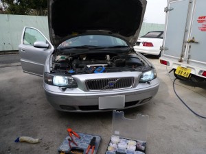 VOLVO V70のヘッドライト修理
