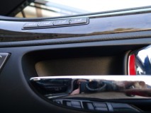 LS460のフットランプ・インナーハンドルイルミ打ち替え 各ドアのインナーハンドルにある照明用LEDを白色に交換