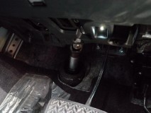 LS460のフットランプ・インナーハンドルイルミ打ち替え フットランプも各座席下のものを白色に交換