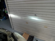 新型H4 LEDヘッドライトをテスト 運転席側をLEDに変更。今回のLEDは配光が綺麗です。HIDよりも明確にカットラインが出ていますが、明るさはやはりHIDに軍配があります。