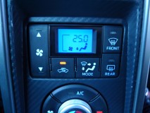  LEDは相変わらず極小チップになっており、打ち替えもかなり高度な技術が必要な作業となっています。 