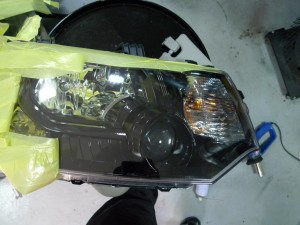 DELICA D:5のヘッドライトインナーブラック塗装