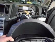 V36スカイラインのスピードメーターLED打ち替え 相変わらずメーター外すのにここまで外します。メーター外すのにコラムカバーが邪魔、コラムカバー外すのにハンドルが邪魔、ハンドル外すのにエアバッグが邪魔。