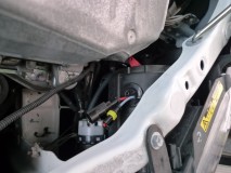 カローラフィールダー ハイブリッドのハイワッテージヘッドライト 側面に穴を開けて配線を通しました。