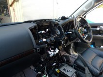 ランドクルーザー 200 の エアコンパネル他スイッチ類全LED打ち替え(色替え) 作業中風景