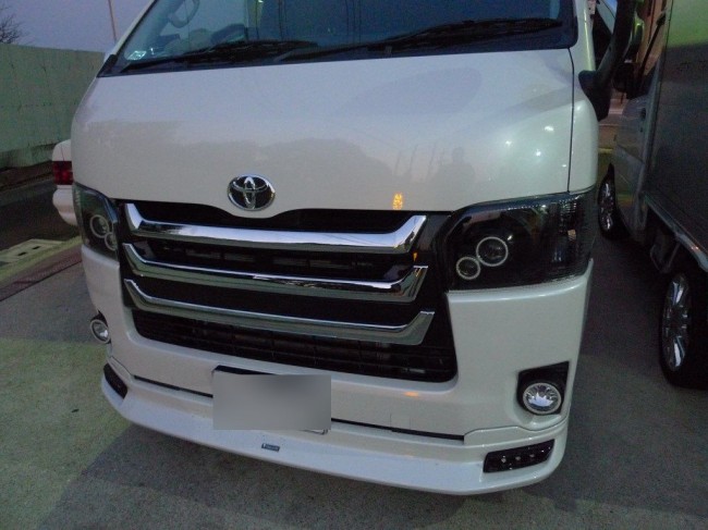   ハイエース4型のヘッドライト加工追加  