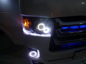 ハイエース4型のヘッドライト加工追加