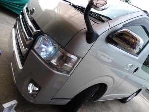 ハイエースのヘッドライトHID・フォグランプLEDとミラーカバー取付