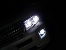 ランドクルーザー200のヘッドライト加工 ライト全部ONにした状態。写真の感度が下がりまくって、光の部分しか写りません。