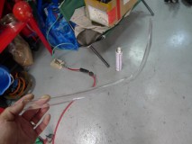  この透明部品にブラスト処理を施します。 