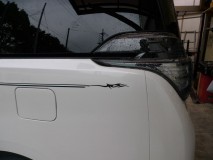  できるだけ車両をお店の中に引き込んで作業しました。 