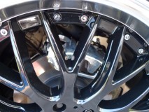 最近のトヨタ車はキャリパーにメッキが施されています。そのためカバーだけを取り付けるとかなり「つけた感」が出てしまいます。 