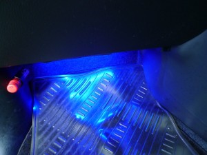 80VOXYのフットランプイルミ施工