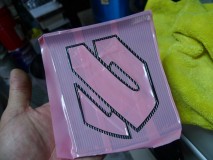 20アルファードのエンブレムイルミ加工 マスキングを施していざブラスト器へ向かいます。