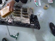  グリルを外して接着剤で固定。 