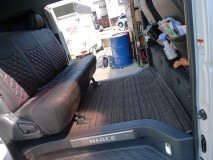 ハイエースのエントリーランプアンダーイルミ施工 下のカーペットもお客様にて施工。最近近くにできたホームセンター『ビバホーム』で購入されました。ここはこの辺のホームセンターの中では広さ・品揃え共に抜群です。