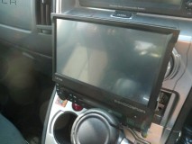 Delica D:5のリアスピーカー交換とデッドニング 子どもたちからの要望でDVDのイジェクトボタンが効かないため、同じ映画ばかり見ることになっているので修理開始。ボタンを押してイジェクト画面にはなるのでIC関係ではなさそう。モーターか駆動回路か・・・。バラして中を確認すると怪しいコンデンサーを発見。同じものがないので規格内のもので代用し、見事復活。前の車から使っているので今で5年目。もっと頑張ってほしいですね。子どもたちの反応は薄かった。