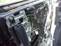 Delica D:5のリアスピーカー交換とデッドニング スピーカーを外したところです。ボディー側の補強もしたいところですが、今回は時間もないので、サービスホールの補強だけにしました。
