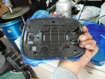 レクサスGSのウィングミラーLEDを取付 鏡の部分は枠のプラスチックのみで固定されています。ヒートガンで暖めながら外していきます。