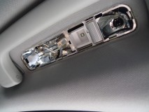 W221 ベンツSクラスのフルLED化作業 リアの室内灯はカバーの爪の位置を見定めて外さないとなかなか難しいです。サイズの制約があるので最適なバルブをチョイス。