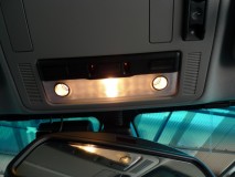 BMW 6シリーズのフォグLEDと他電球LED化 室内灯は3灯。2灯はマップランプ、メインは1灯のみです。爪を押しながら下にこねると簡単に外れます。