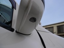 ベンツML350のウェルカムランプとテールまわりLED交換 まずはウェルカムランプから。爪で止まっているミラーを外すとバルブが出てくるので、LEDに交換します。ここはキャンセラー不要でした。