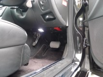 ベンツ CLS550 の各種LED化施工 バルブは最初キャンセラー無しを付けましたが、点滅するということなのでキャンセラー付きに変更です。