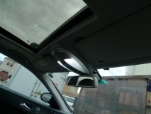 ベンツ CLS550 の各種LED化施工 フロントの室内灯はかなり硬いです。爪を押しながら下にこねるのですが、かなりコツと勇気が入ります。