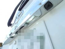  ライセンスランプはリアゲート内張りを外す必要があり、切れにくいLEDを選択しました。 