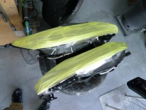 60ハリアーのヘッドライト加工 いざ作業開始です。まずユニットを外してみると想像以上に大きくてびっくり。そして接着方法を確認したところコーキングタイプだったため、殻割りはカッティングで行いました。防水が心配です。