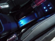  サイドブレーキ横の小物入れにも仕込みました。 