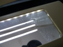 GLS550のサイドステップ制作 拡大してみると自分の作業のアラが露呈してしまいました。ミラーフィルムを貼る際に一度剥がした後のことです。これまでミラーアクリルはブラックホールでしか使ったことがなかったのですが、今回のような使い方だと気泡が滅茶苦茶目立ちます。