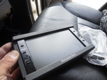 メルセデスML350のリアモニター交換 もともとサイバーナビのモニターが装着されていたようですが、中古で車両を購入した時点で映らなかったそうです。
