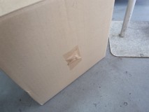  箱を突き破ったところに隠蔽シールが貼られています。このシールを貼った人間が犯人ですね。 