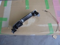  まずLEDを仕込みます。フロントのアウターハンドルをバラしてタッチセンサーを外します。簡単に書いていますが、実は結構コツが必要です。無理な力を入れて壊さないように注意しましょう。 