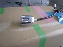  このボタンをよく観察すると隙間があることが判明しました。スペースも余裕があるのでLEDを仕込みました。 