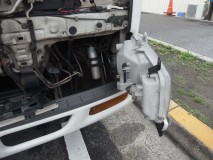 24VトラックのHIDフォグ・ヘッドライト・ポジションランプ取付 ヘッドライトに蝶番が装備されていたおかげで大変便利でした。