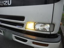 24VトラックのHIDフォグ・ヘッドライト・ポジションランプ取付 フォグは視認性重視で黄色を選択しました。