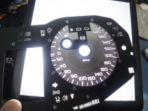 レガシィstiのスピードメーター打替え スピードメーターに施されたこの薄い塗装は、おそらくLEDの規格化された色が気に入らず、開発者のこだわりが見られます。これによってホワイト化しようとしても簡単には出来ません。