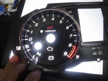 レガシィstiのスピードメーター打替え ホビールーターを使ってひたすら削ること2時間でやっとこの状態まで持って行きます。ただし、このままだと今度はレッドゾーンの部分が色が薄くなってしまいます。