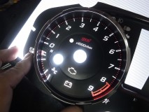 レガシィstiのスピードメーター打替え 純正のメーターに近づけるため、文字以外の部分に赤色フィルムを貼り合わせます。