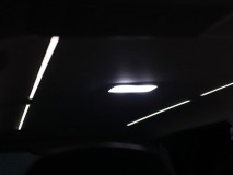 ハイエースの天井照明取付 天井照明は一旦天井を落として作業するので一人では不可能です。今回はお客様に手伝っていただきました。
