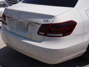 W212 Mercedesベンツのテールランプユニット交換